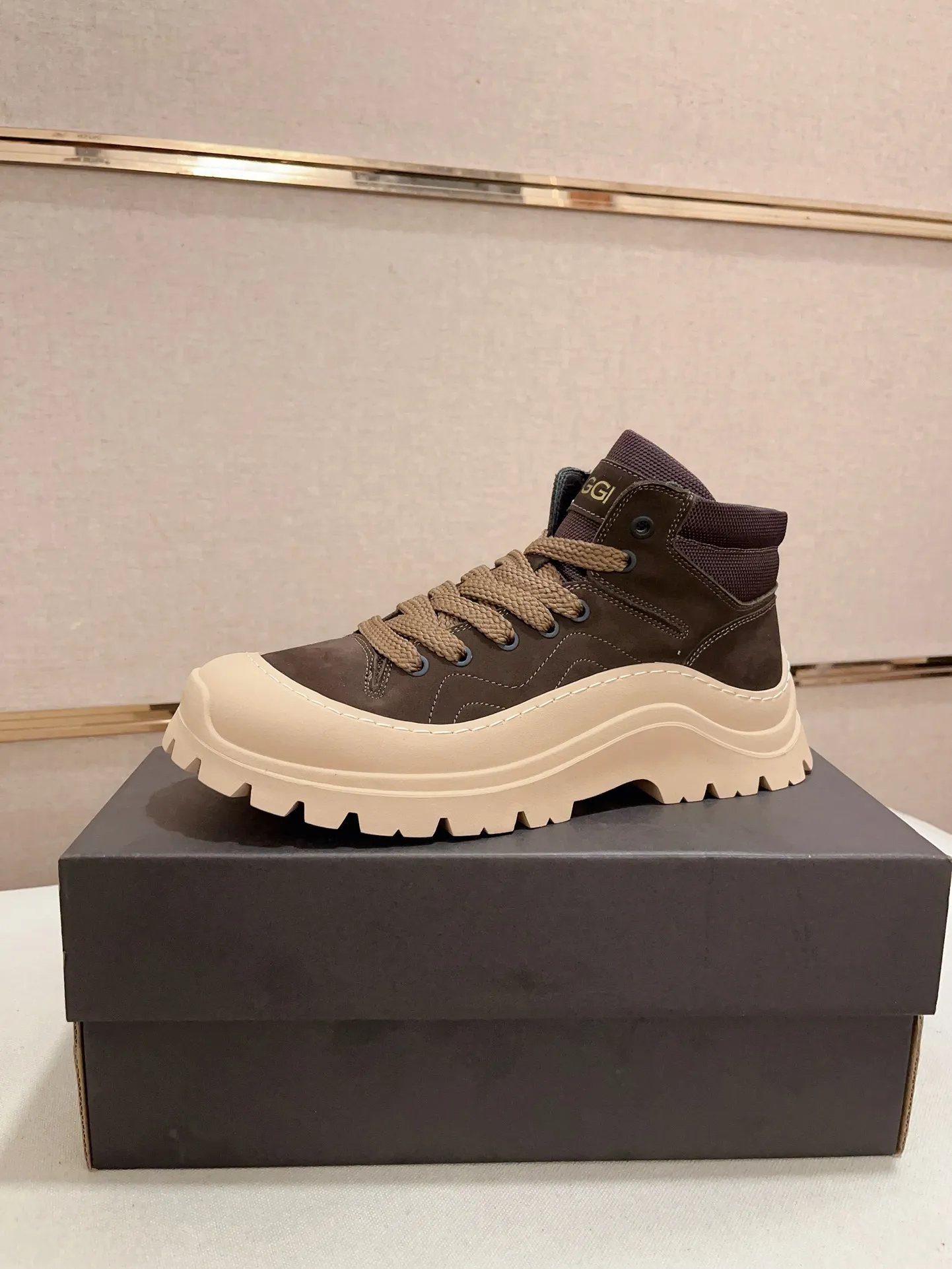 Factory Price: 390 Men's Men's Shoes 💰North American Men's Shoes Ugg ☃️In the special sale of new high-quality men's shoes and snow boots in autumn and winter, the nemesis of extreme cold weather! Made of cowhide leather, merino wool lining, and original outsole, whether driving, outdoor or daily wear, there is always one that suits you! Code number 39-44
